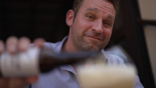 Braumeister Myrec Kaufmann beim Einschenken von einem Glas Bier